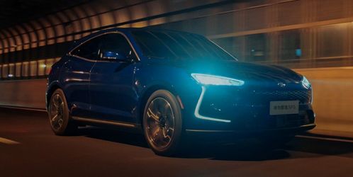 華為首款汽車正式開售，起步價(jià)22萬引熱議，自動(dòng)駕駛未搭載引網(wǎng)友遺憾